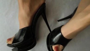 FEET NYLONS HIGH HEELS