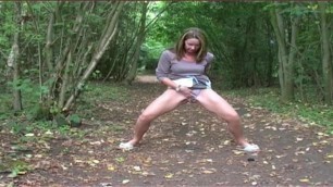 Desperate woman - with fleshy PUSSY - pees in the park.