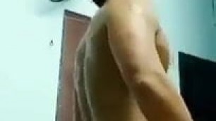 Gay Sex : Indonesian Bodybuilder fuck skinny gay (Bareback)