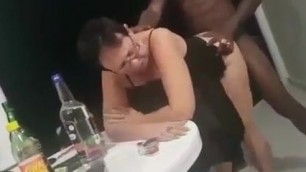 Mamie baise pendant l'apero