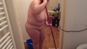 BBW nude cleaning an piss