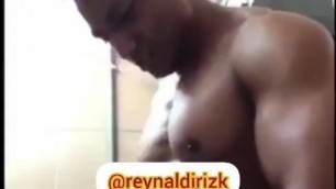 Gay Sex : Indonesian bodybuilder jerk off.