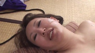 Soumise japonaise dans un gang bang