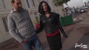 Elvira revient avec son chéri pour une sextape