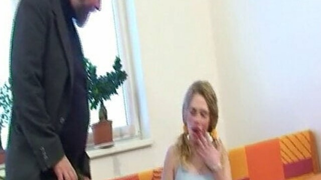 Notgeiler Sach Cumshot auf die Titten der Blonden Bitch