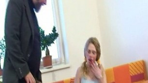 Notgeiler Sach Cumshot auf die Titten der Blonden Bitch