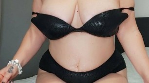 Vends-ta-culotte - Gorgeous curvy women with huge tits stripping and playing with a dildo