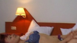 Redhead MIlf fingert sichvor der Kamera