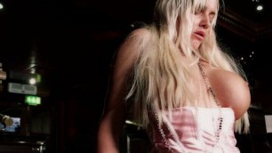 Nutte im Stripclub gefickt Public