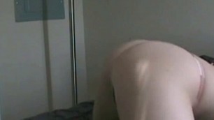 Round butt bouncing up and down while she poses