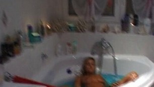Junges Teen im Badezimmer gefilmt