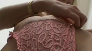 Blonde Milf zieht sich fuer ein paar Euro vor der Kamera aus