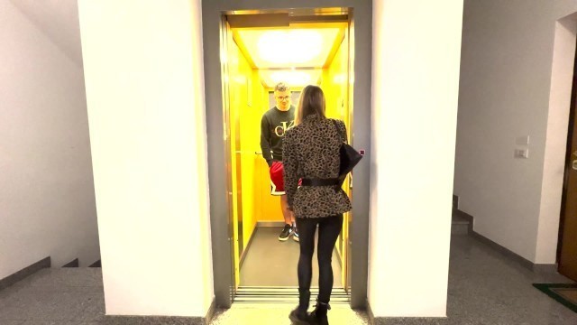 Porno Attrice Amatoriale Incontra un Fan in Ascensore e Lo Scopa. (Dialoghi Sporchi in Italiano)
