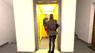 Porno Attrice Amatoriale Incontra un Fan in Ascensore e Lo Scopa. (Dialoghi Sporchi in Italiano)