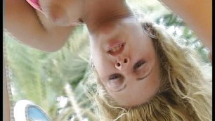 Geile Blondinne fickt am Pool