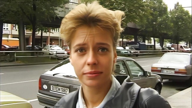 lesbe mit grossen titten geht fuer geld mit zum casting und steckt sich vibrator in die pussy