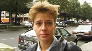 lesbe mit grossen titten geht fuer geld mit zum casting und steckt sich vibrator in die pussy