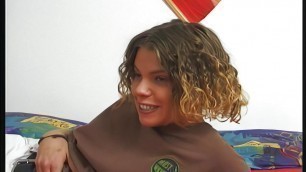 junge brunette mastubiert uns spielt mit einem vibrator an ihrer pussy rum